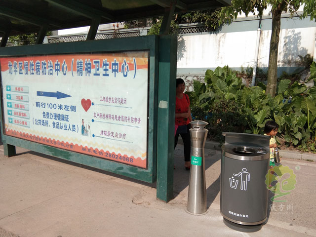 市政道路其他垃圾收集容器-其他垃圾桶戶外公交站擺放實景圖